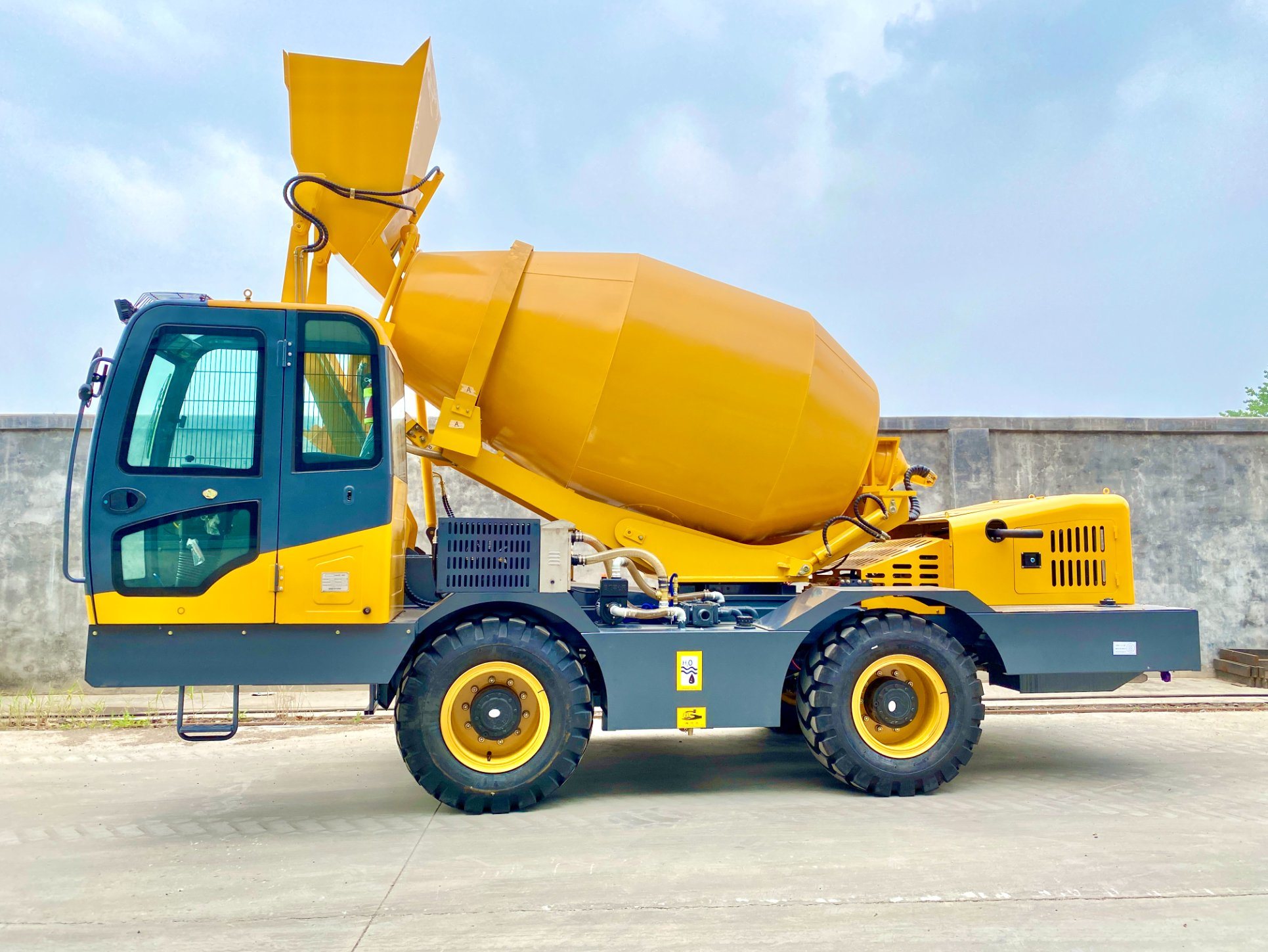 4m3 Mixer Truck Concrete Hy-400 Self-Loading Concrete Mixer Price