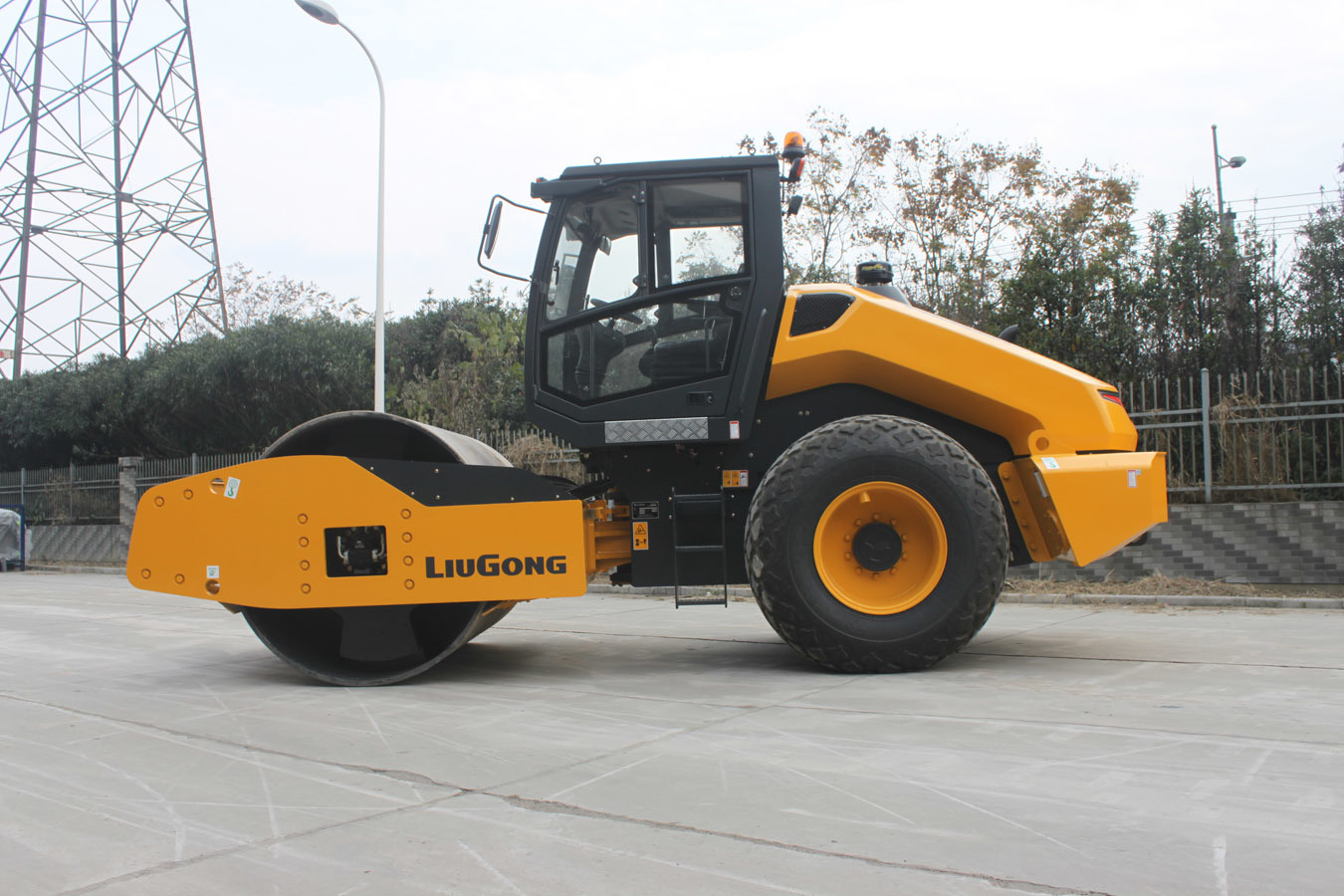 6614e 14000kg Liugong 30/33 Hz 368 N/Cm Road Roller with 6btaa5.9 Engine