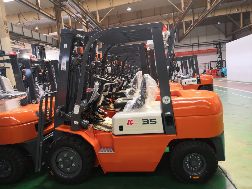 China 
                Nuevo 4,5ton pequeña gasolina Forklift Cpqd45 con horquilla
             proveedor