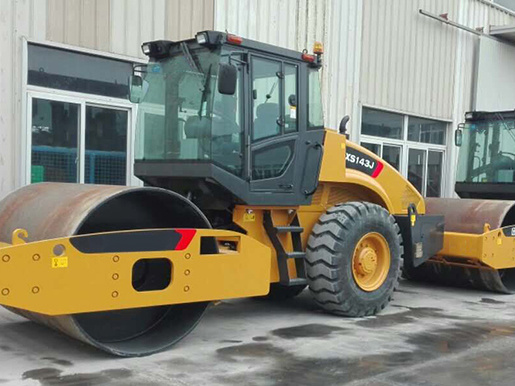 China 
                China Nueva 14ton vibrando Road Roller XS143j con acero de la luz
             proveedor