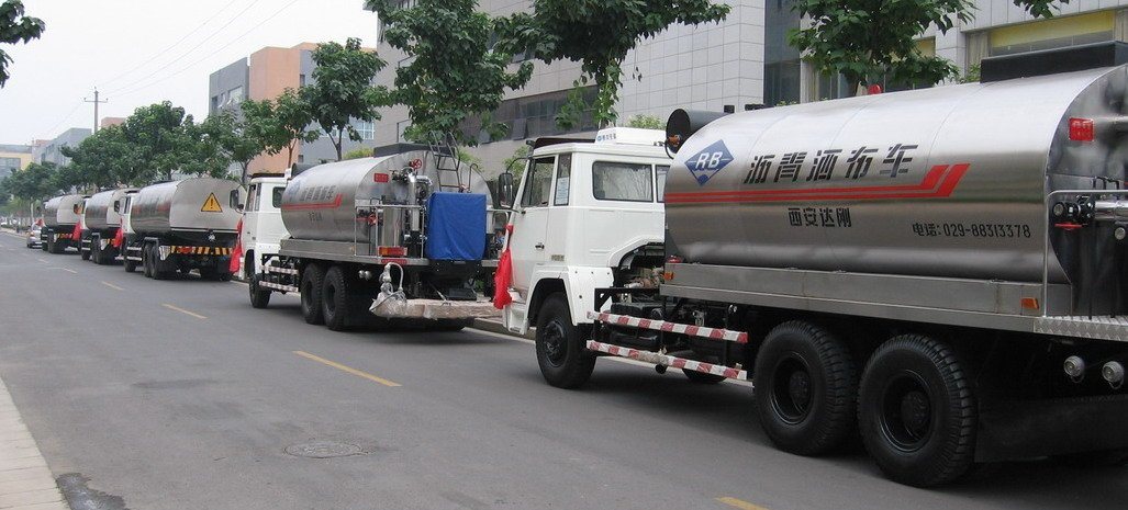 
                China Euro 5 5000L com o distribuidor de asfalto borracha inteligente Triple-Overlapping a pulverização
            