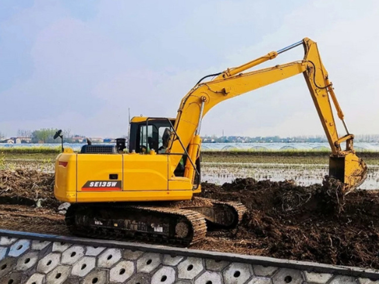 
                Nuovo escavatore cingolato Se135W da 13,5 tonnellate con attacco rapido per la Cina
            