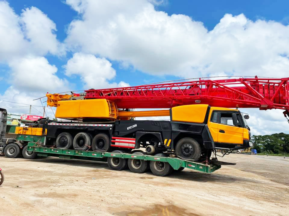 
                China Nova maquinaria móvel terrestre Stc1300 130 toneladas Stc1300S Mobile Grua hidráulica para camiões para venda
            