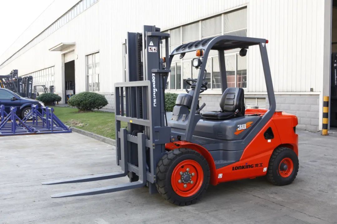 Four Wheels Diesel Forklift Truck LG30dt with 3000kg Lifting Capacity
