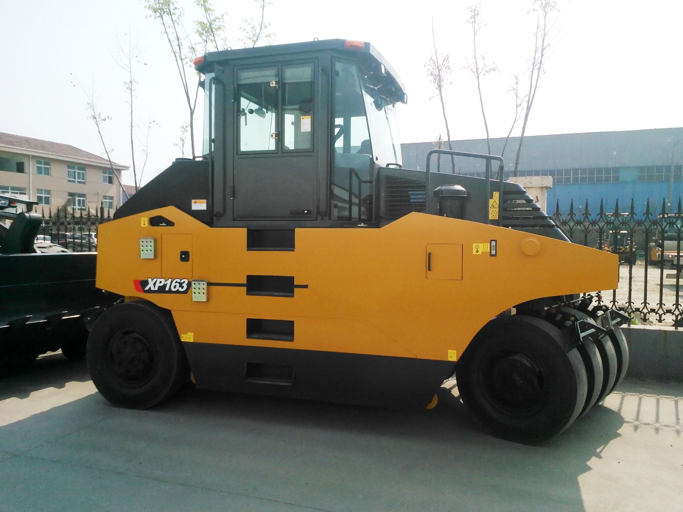 
                Rouleau de la route haute technique XP163 16tonne pneumatique rouleau de route
            