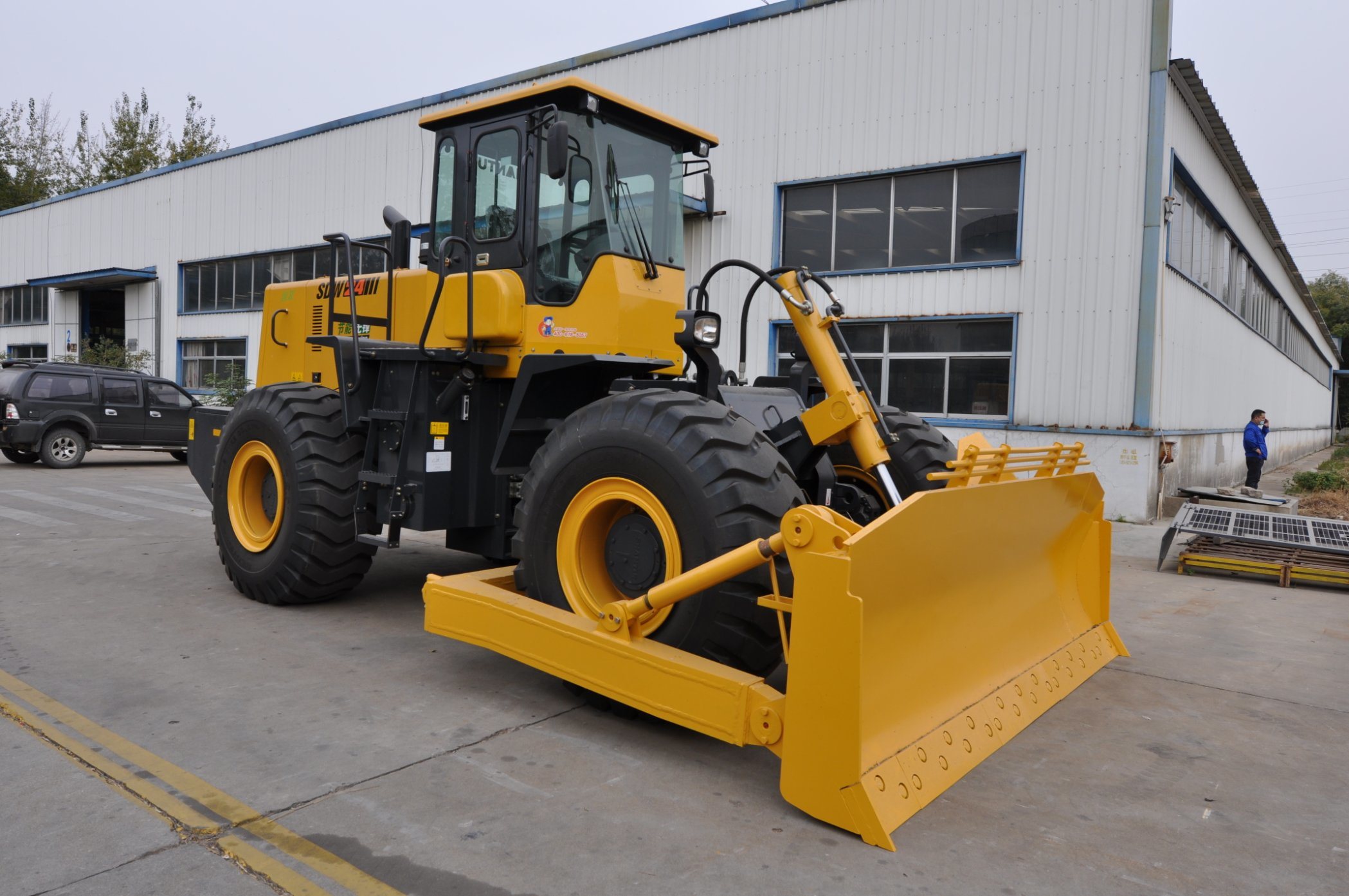 China 
                Shantuis New kwam aan op 240HP Bulldozer Sdw24 op wielen
             leverancier