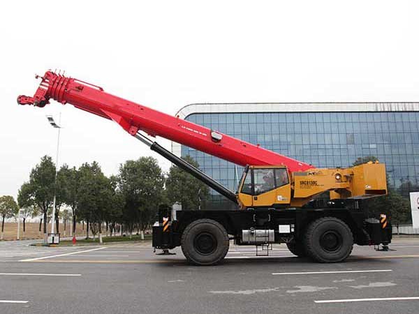 
                Src750c Heavy Terreno Irregular Crane 75t lança telescópica veículo rolante
            