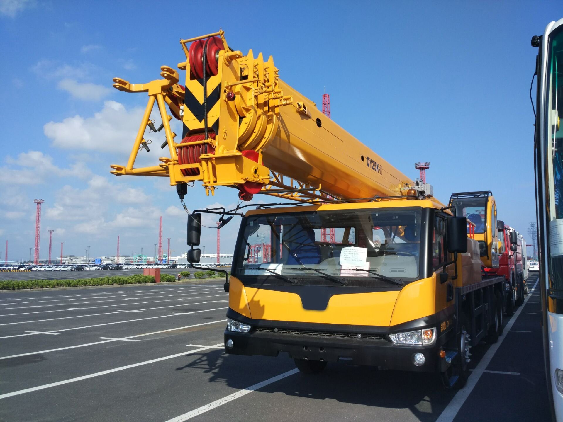 Three-Axle Chassis with Strong Power 25 Ton Truck Crane