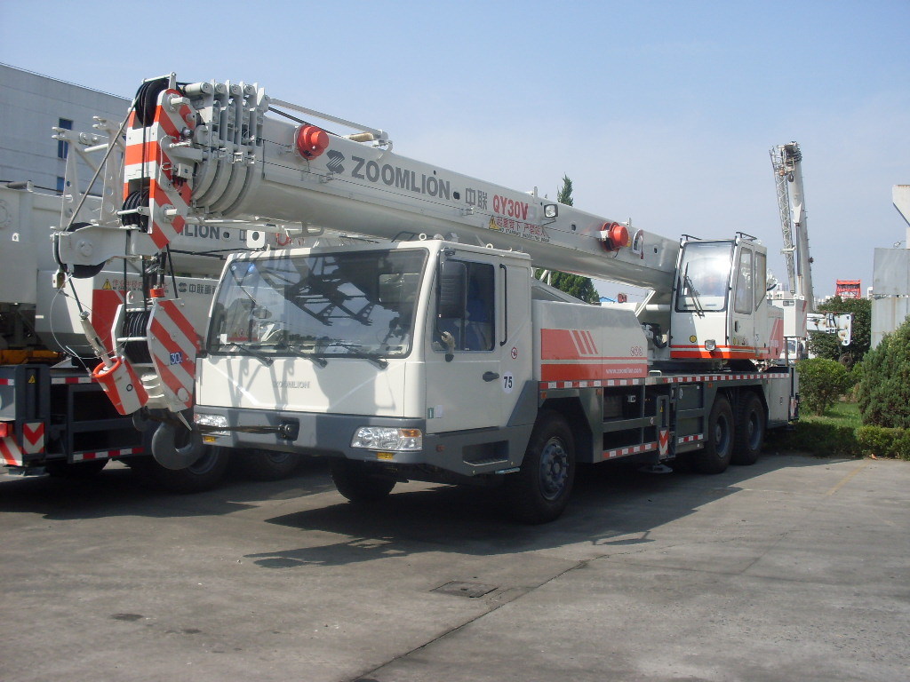 China 
                Zoomlion 30ton Truck Crane - Ztc300 Truck grua montada
             fornecedor