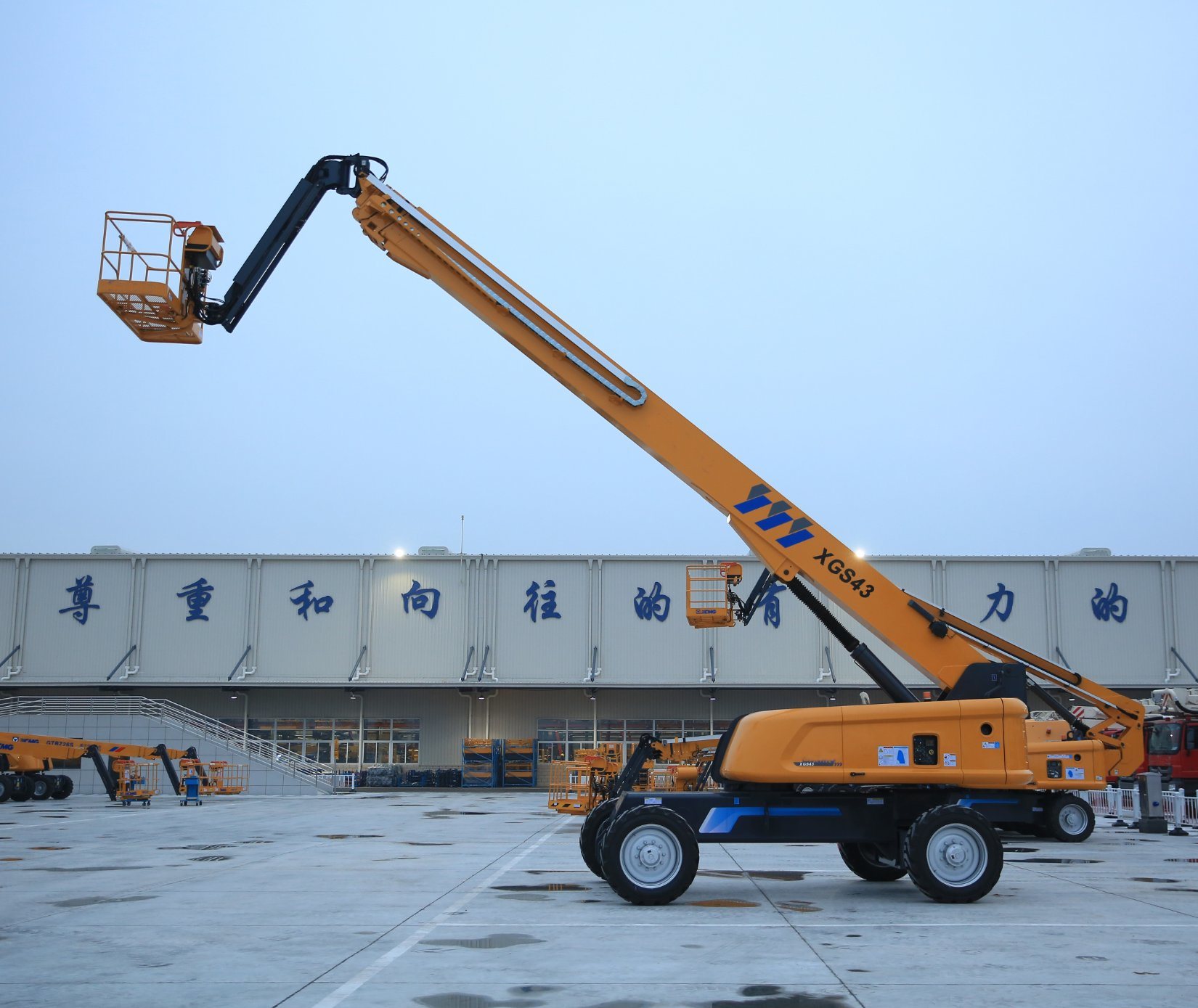 Cargo Manlift Lift Platform Xgs43 Hydraulic Telescopic Arm Lift Drive Work Platform with Ladder