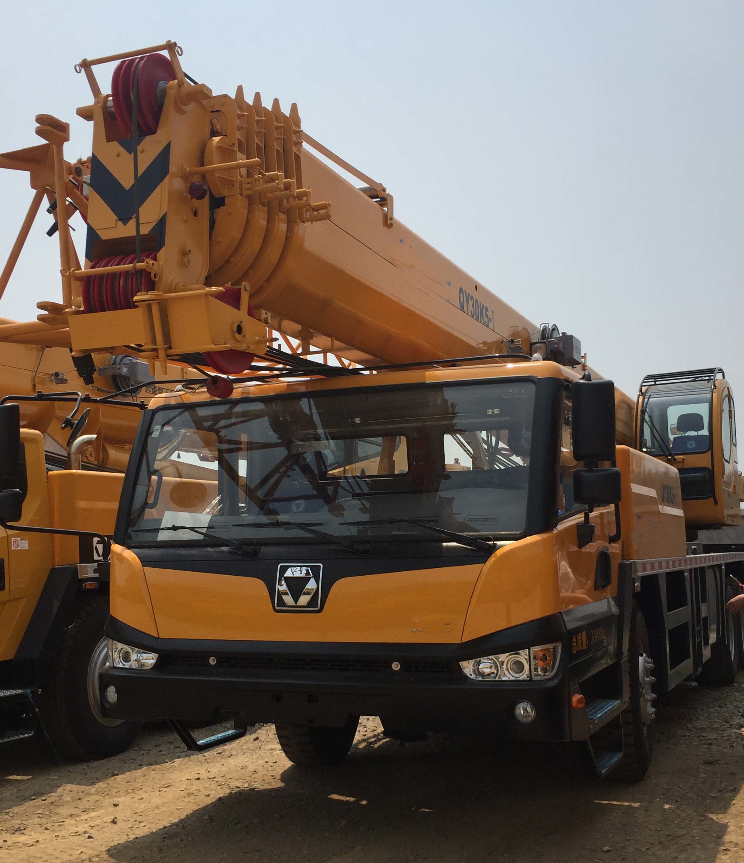 Chine 
                La Chine haut de page Les grues mobiles de la marque 30ton camion grue 25tonne hydraulique QY30K QY30K5-I avec la flèche télescopique
             fournisseur