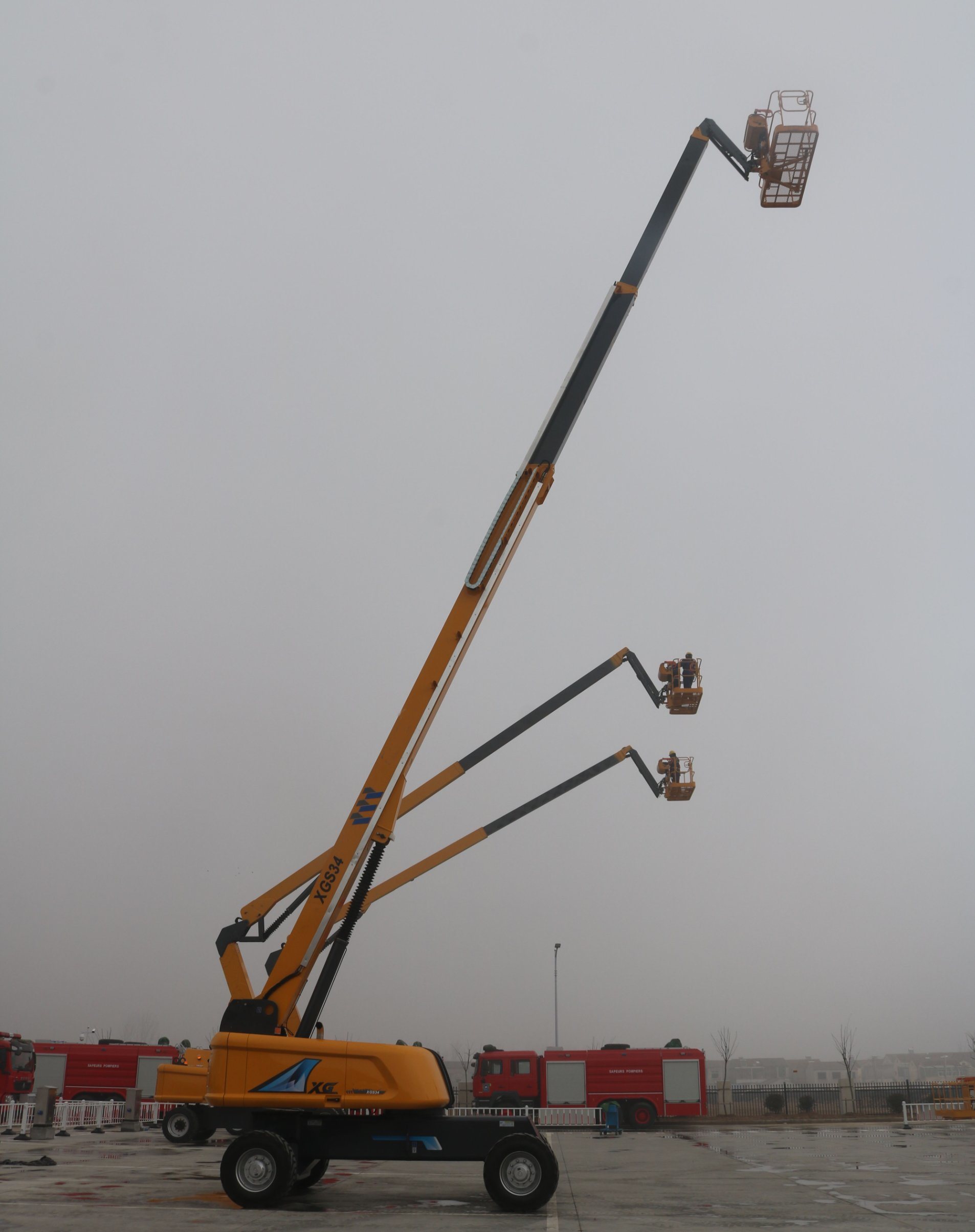 Chinese Hot Brand Xgs34 Max Lifting Height 34 M M-Sized 18 Ton Platform Mobile Telescopic Lift for Cheap Sale