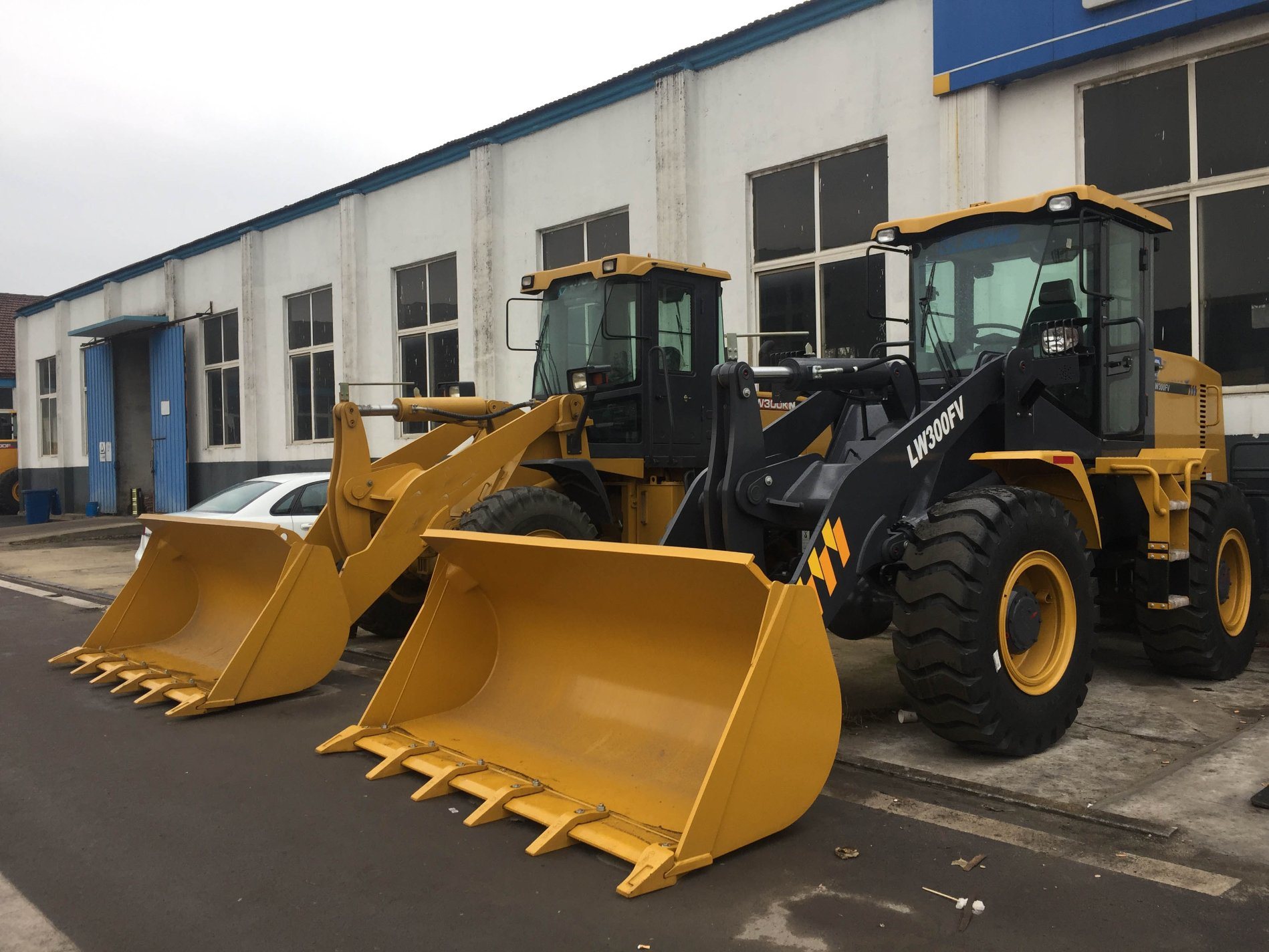 Factory Price 3 Ton Wheel Loader Lw300fv Lw300kv with Tube Grab Attachments for Sale