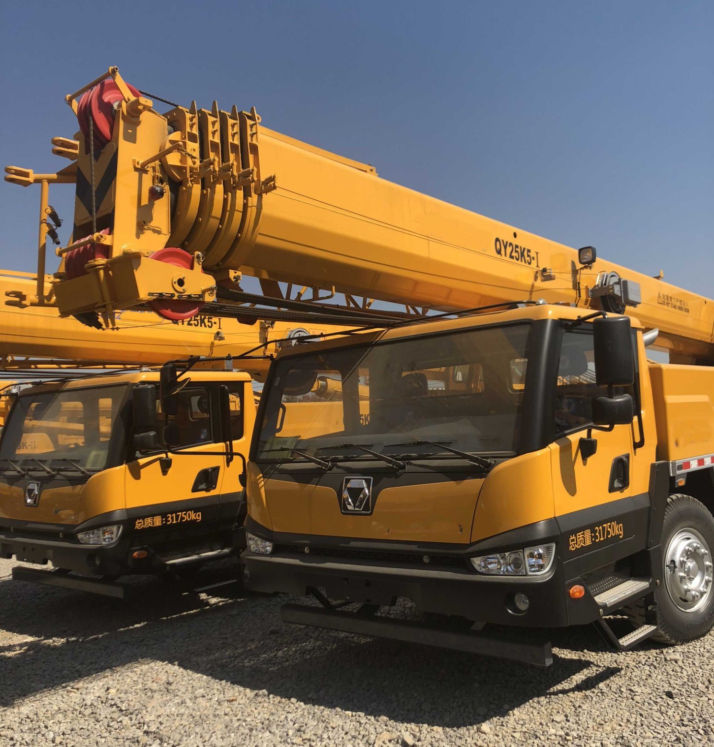 China 
                クレーン・セルフ・イン・ Contained Truck Crane 搭載の油圧建設用移動式トラック Qy25K5-I
             supplier