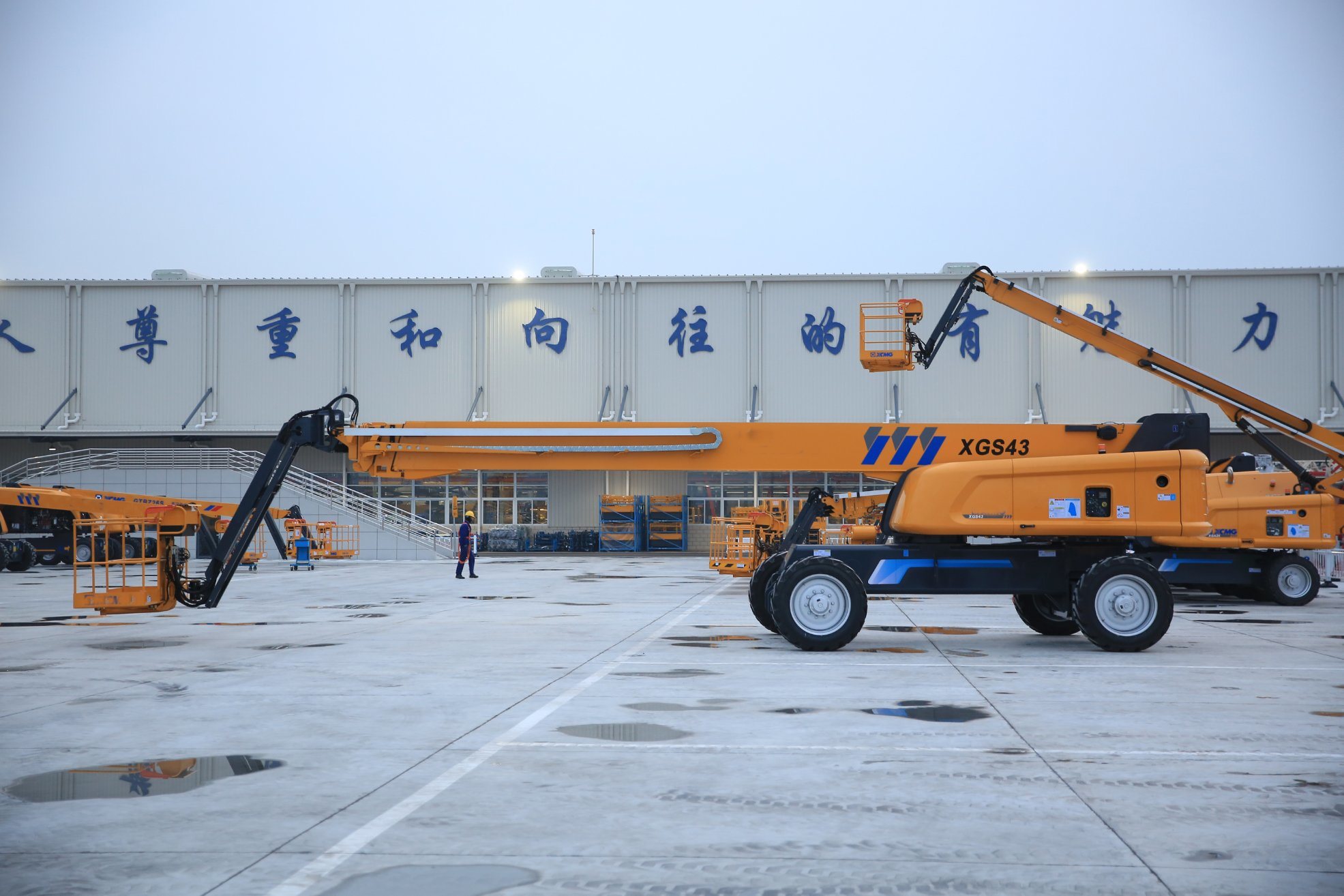 Manufacturer Xgs43 Chinese New 43m Self Propelled Electric Telescopic Boom Lift with Four Wheel Drive