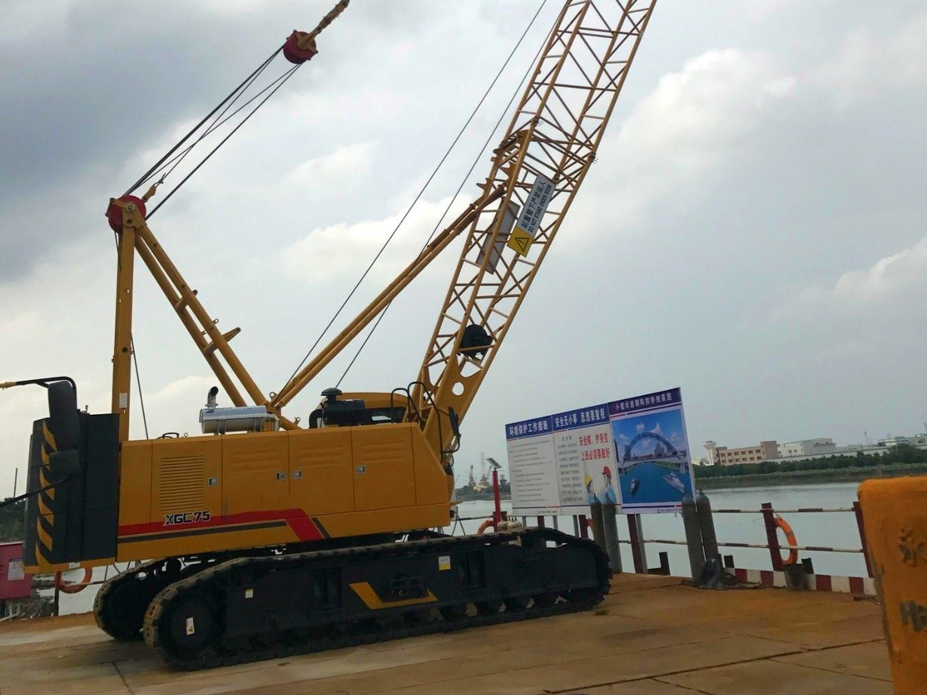 Chine 
                75La tonne de la Chine Brand New Xgc75 Crawler Crane grue pour la vente
             fournisseur