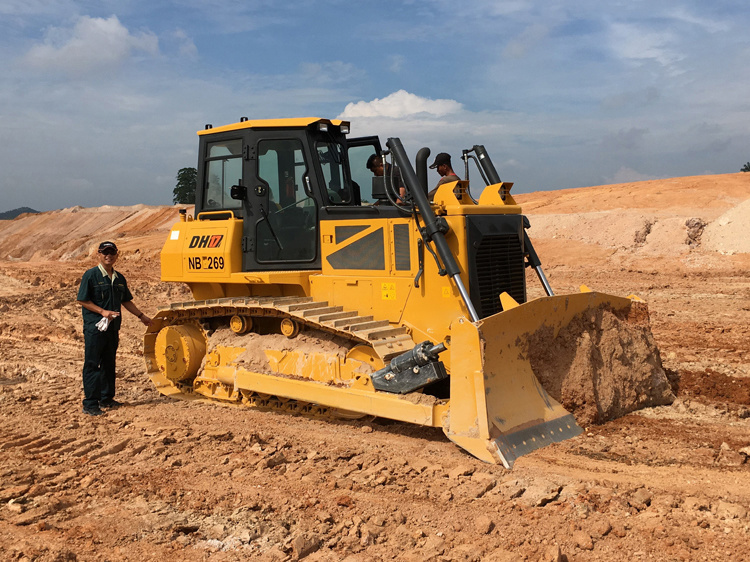 China Manufacturer De17r Sanitation Type Remote Control Bulldozer