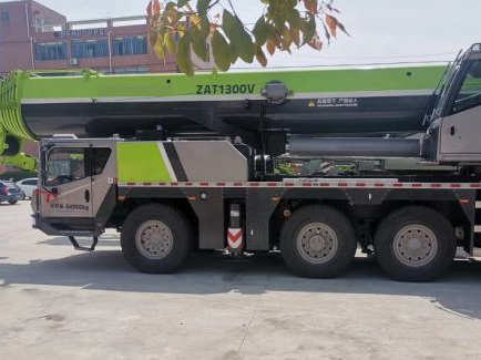 Chinese Famous Brand 130 Ton Heavy All Terrain Crane Zat1300 with Good Price