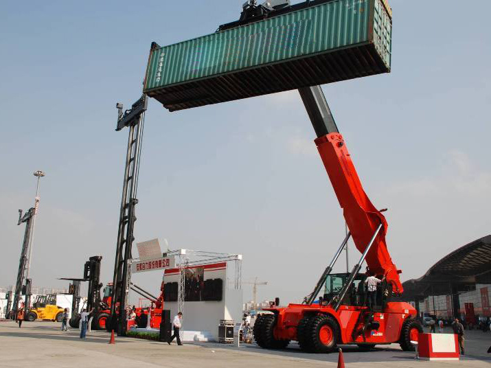 China 
                Container Hebevorrichtung 45 Ton Reach Stacker zum Verkauf
             Lieferant