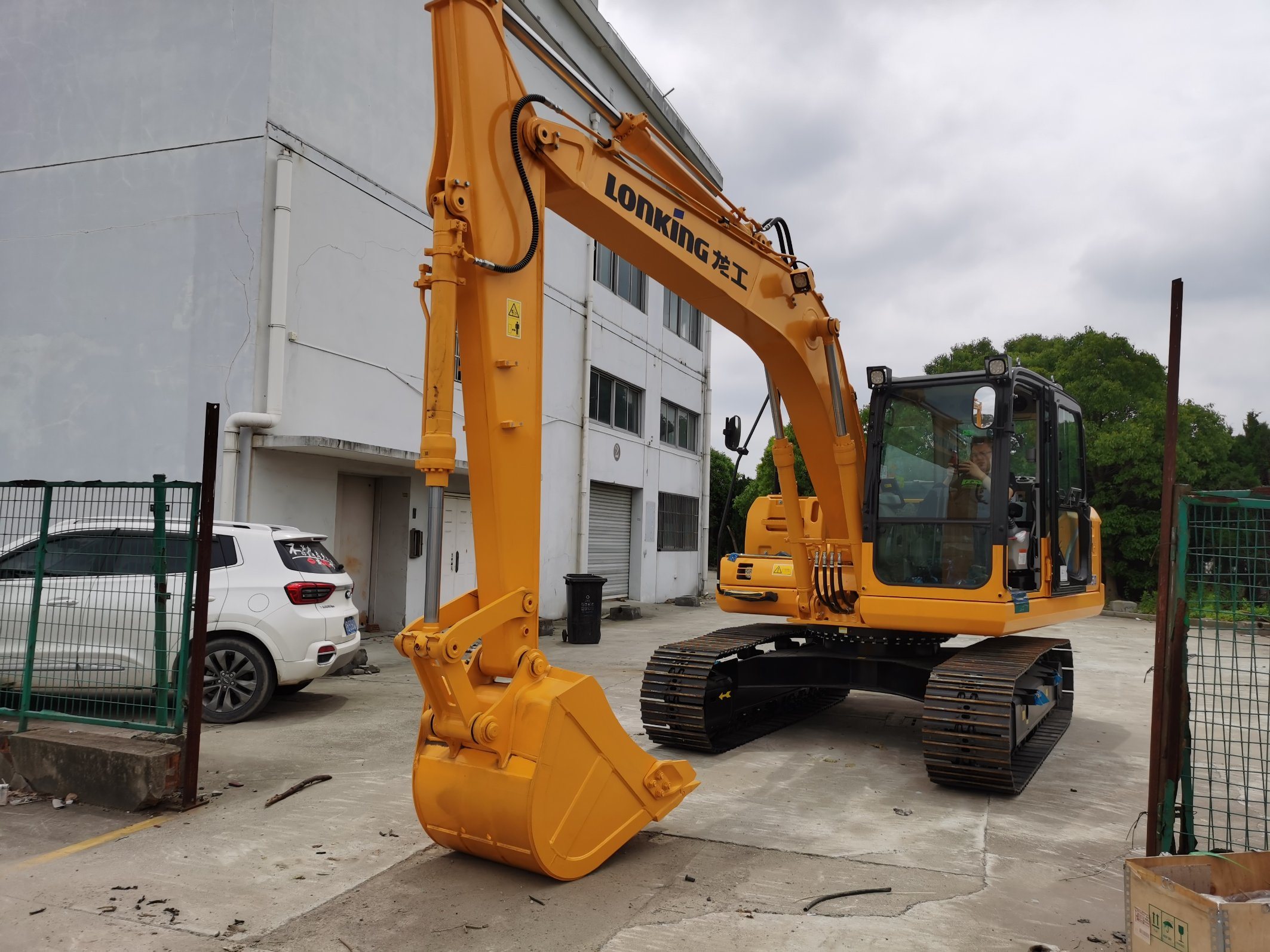 Lonking Cdm6150 15 Ton Excavator Hydraulic Excavator with Attachment for Sale