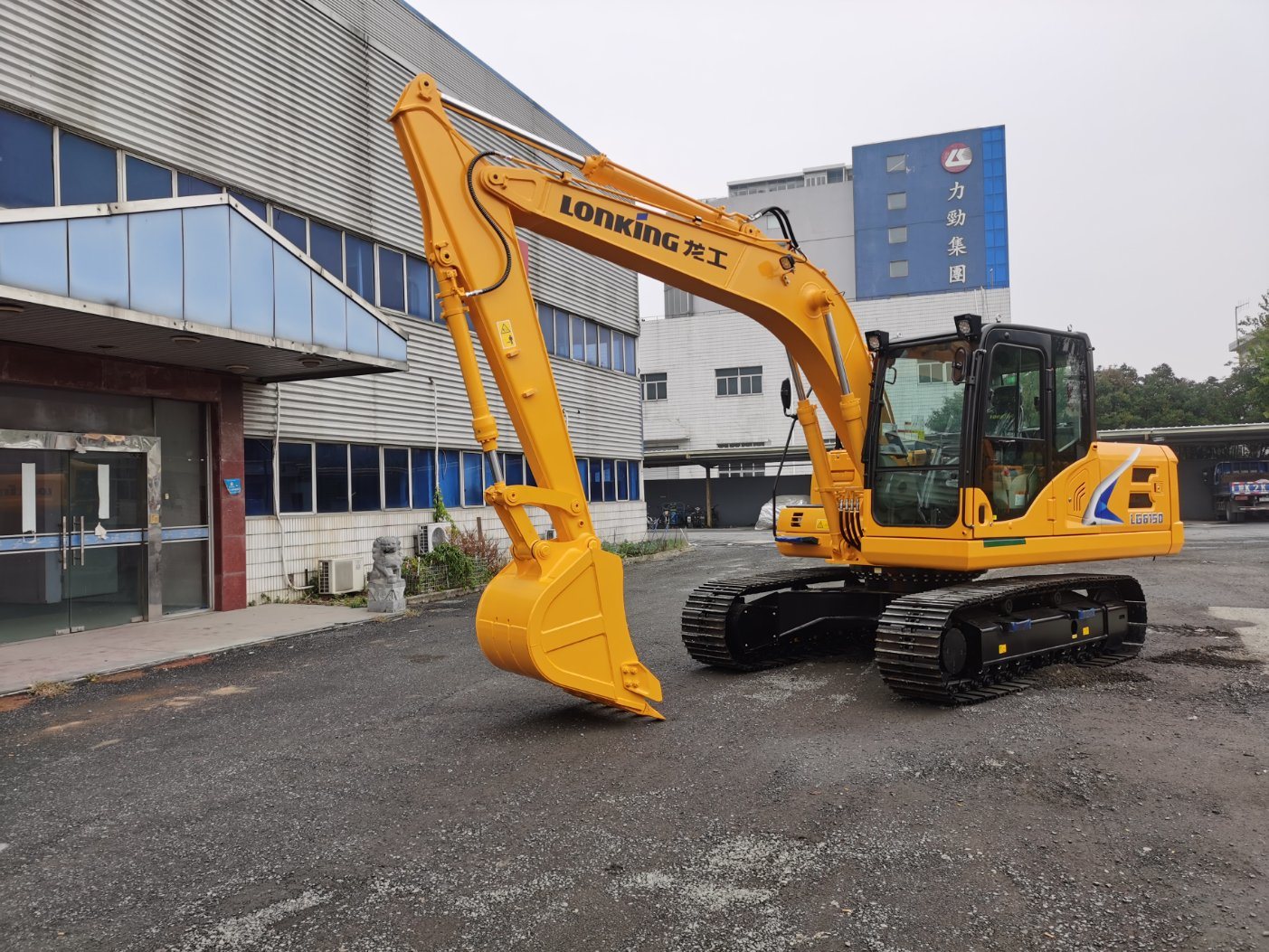 
                Lonking LG6150 graafmachine op rupsen van 15 ton
            