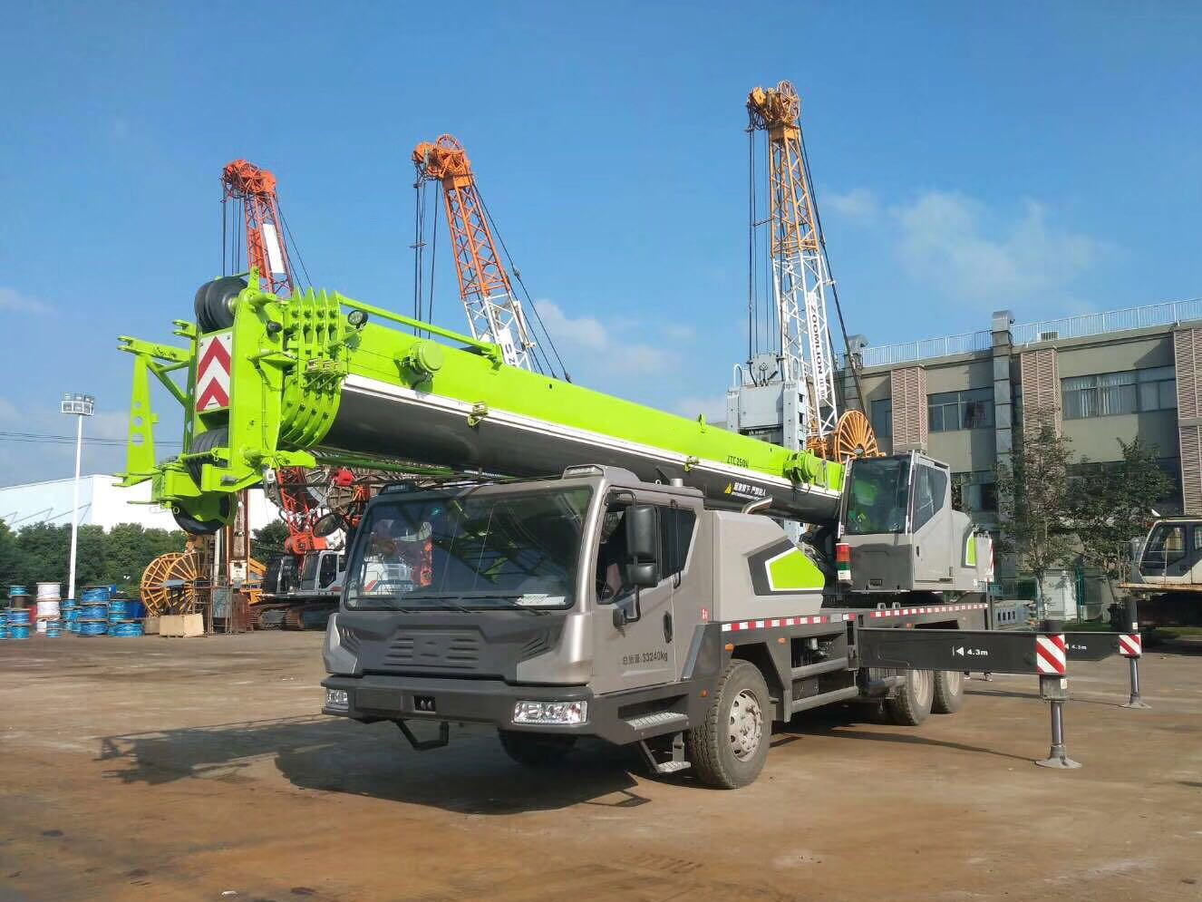 
                Nouvelle condition Camion grue Grue mobile de camion de 25 tonnes Ztc250
            