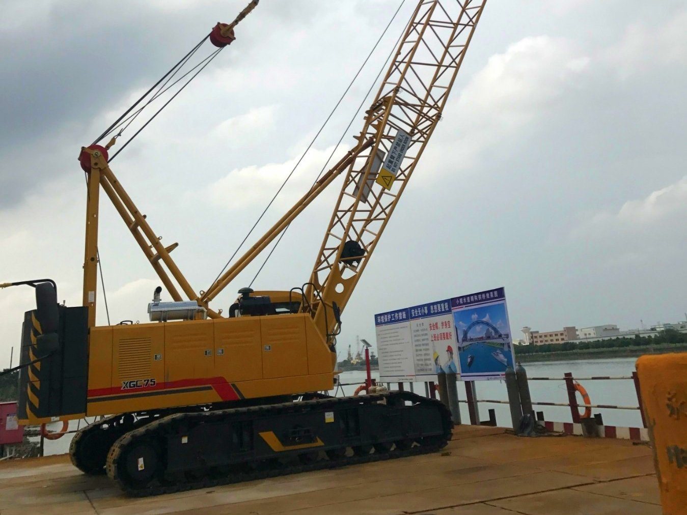 Chine 
                Grue de construction Xgc officiel75 de 70 tonnes pour la vente de Grue sur chenilles
             fournisseur