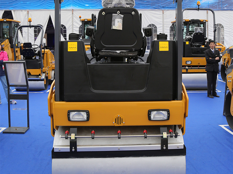 
                Per autostrada e ferrovia Xmr403 4 Ton Road Roller per Vendita
            