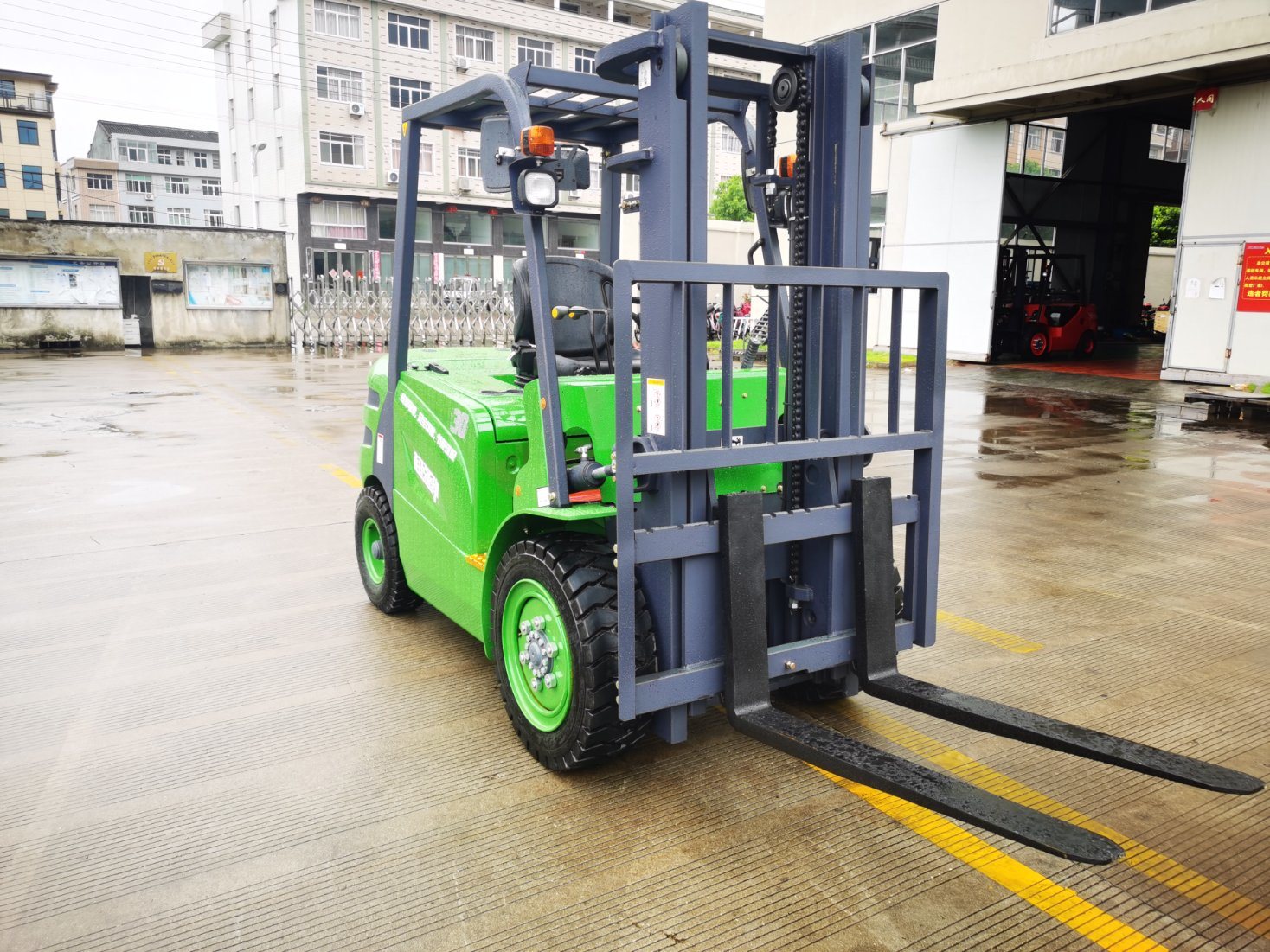 Compact 4 Wheels 1500kgs Mall Electric Beautiful Battery Forklift Using in Elevator Second Floor
