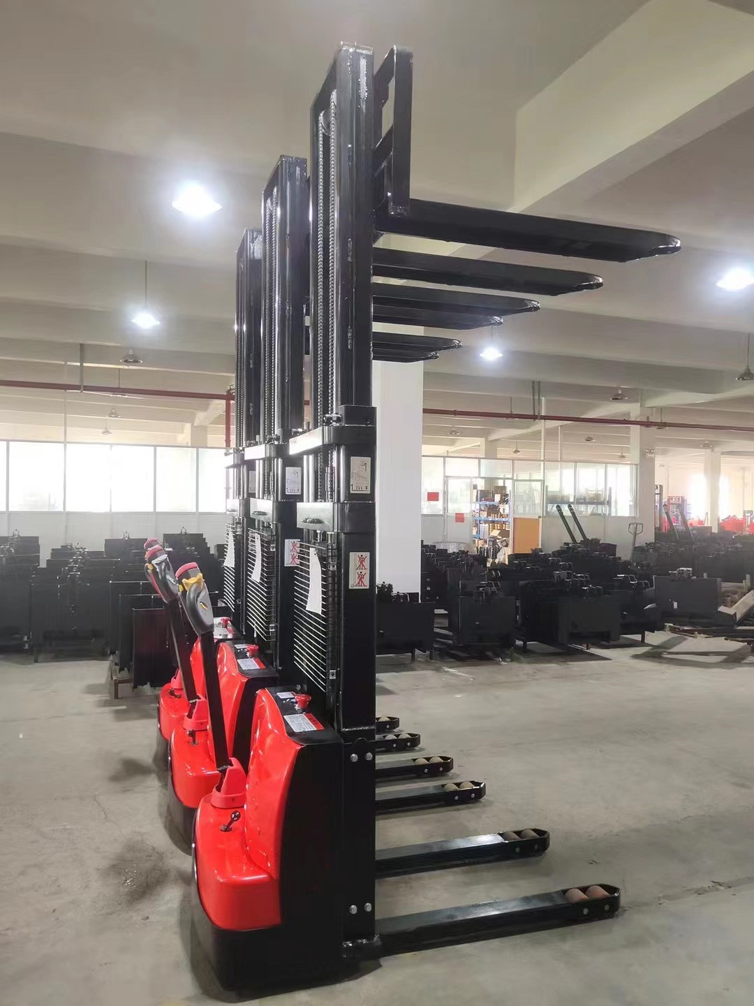 
                1.5 Ton Warehouse Equipment Electric Stacker Electric Pallet Truck
            