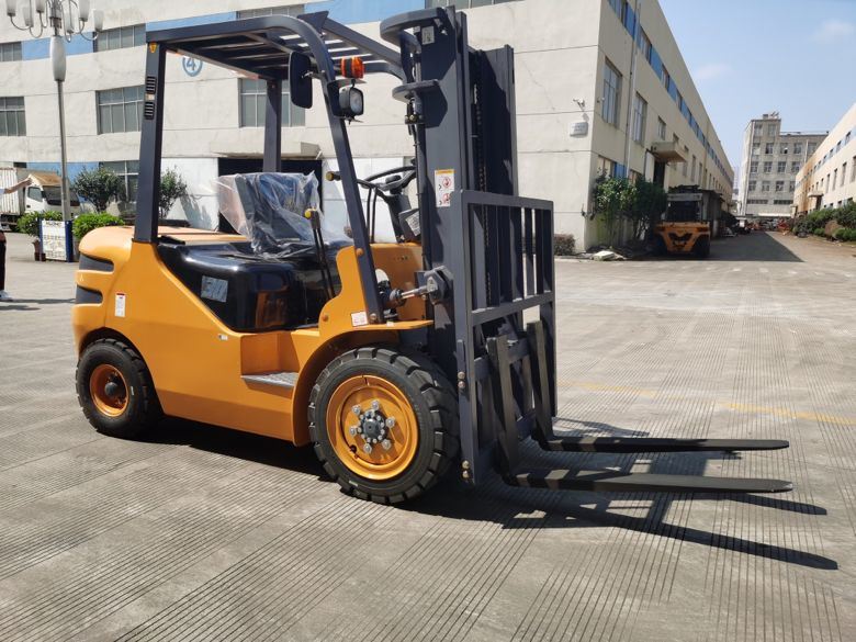 
                À 1 tonne 2 tonne 3 5 tonne Tonee l′essence diesel GPL Chariot élévateur à fourche de 6 mètres de hauteur de levage
            