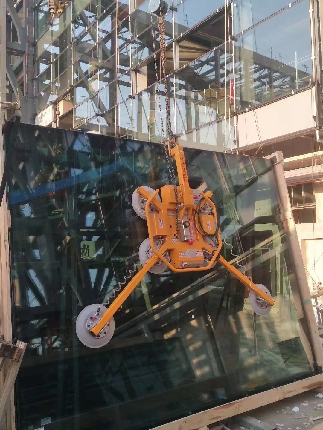 China 
                Glazen zuignap-lifter van 300 mm voor het optillen van zwaar glas en Installatie Elektrische glazen vacuümlifter
             leverancier