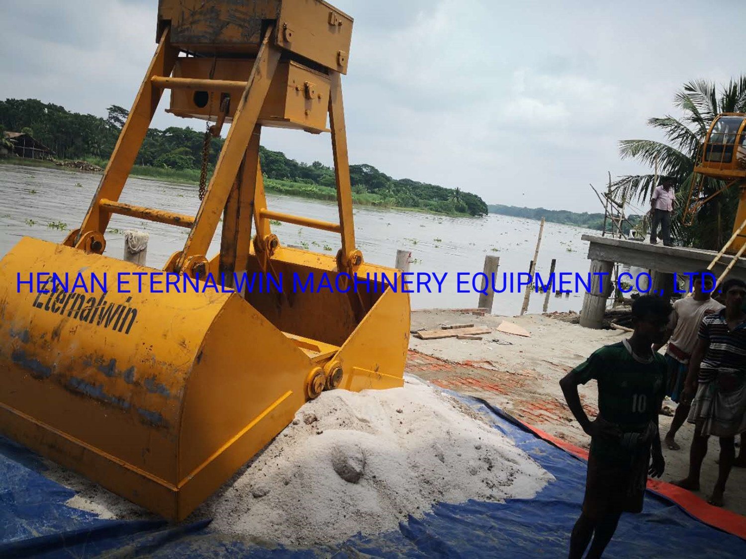 
                8t Telescopic Boom Hydraulic Marine Deck Boat Lifting Crane for Dredging with Cabin
            
