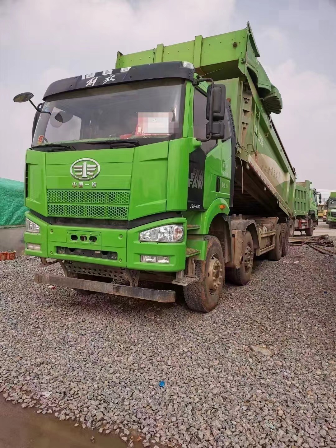 
                Для тяжелого режима работы Sinotruk HOWO Опрокидыватель кузова грузовиков 8X4 40 тонн используется Dump груза / погрузчика
            