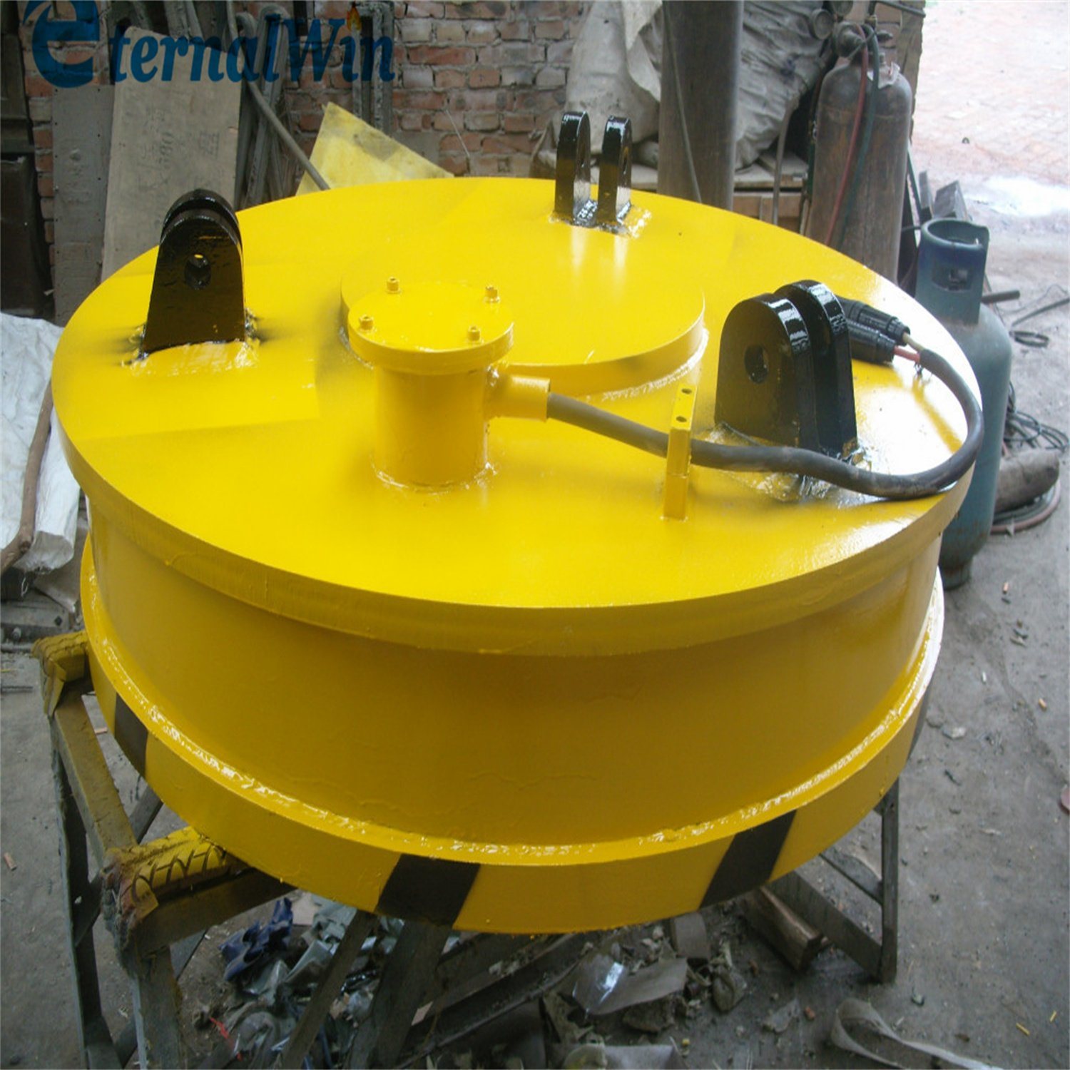 China 
                High Temperature Automatic Crane Round Lifting Electro Electric Magnet Lifter for Handling Ingot and Scrap
             supplier