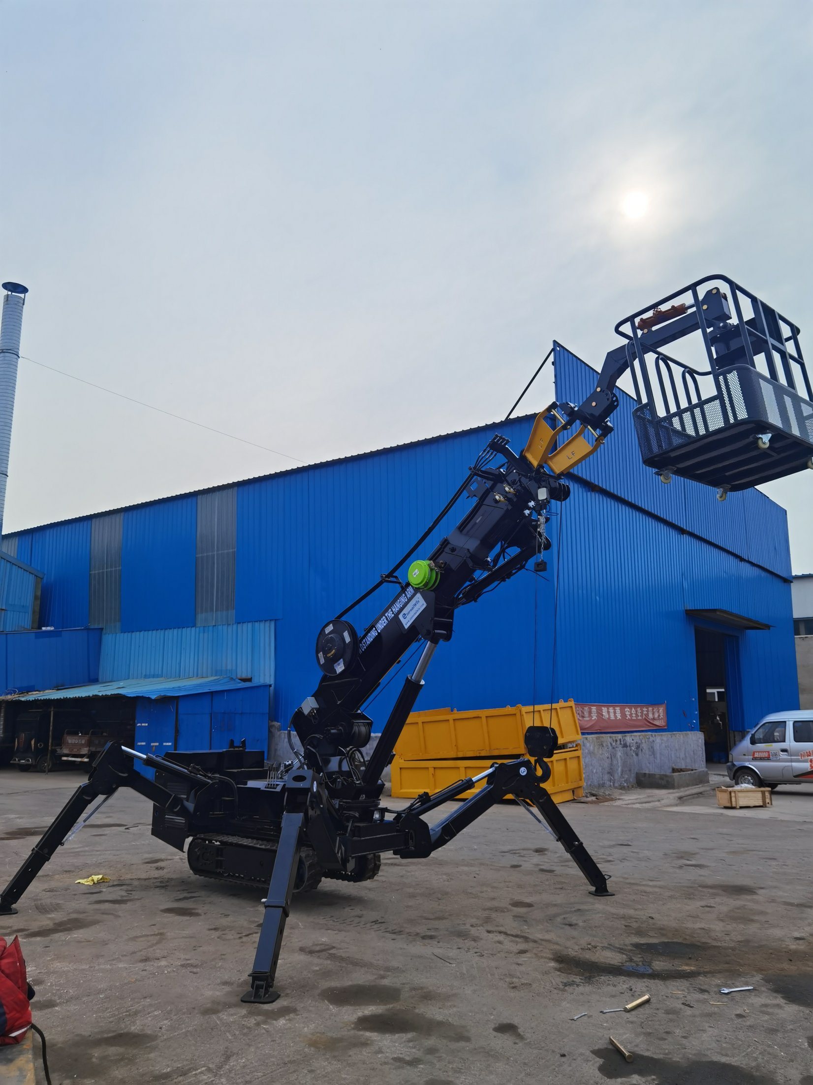 Hydraulic Crawler Crane for Cargo Handling and Transportation