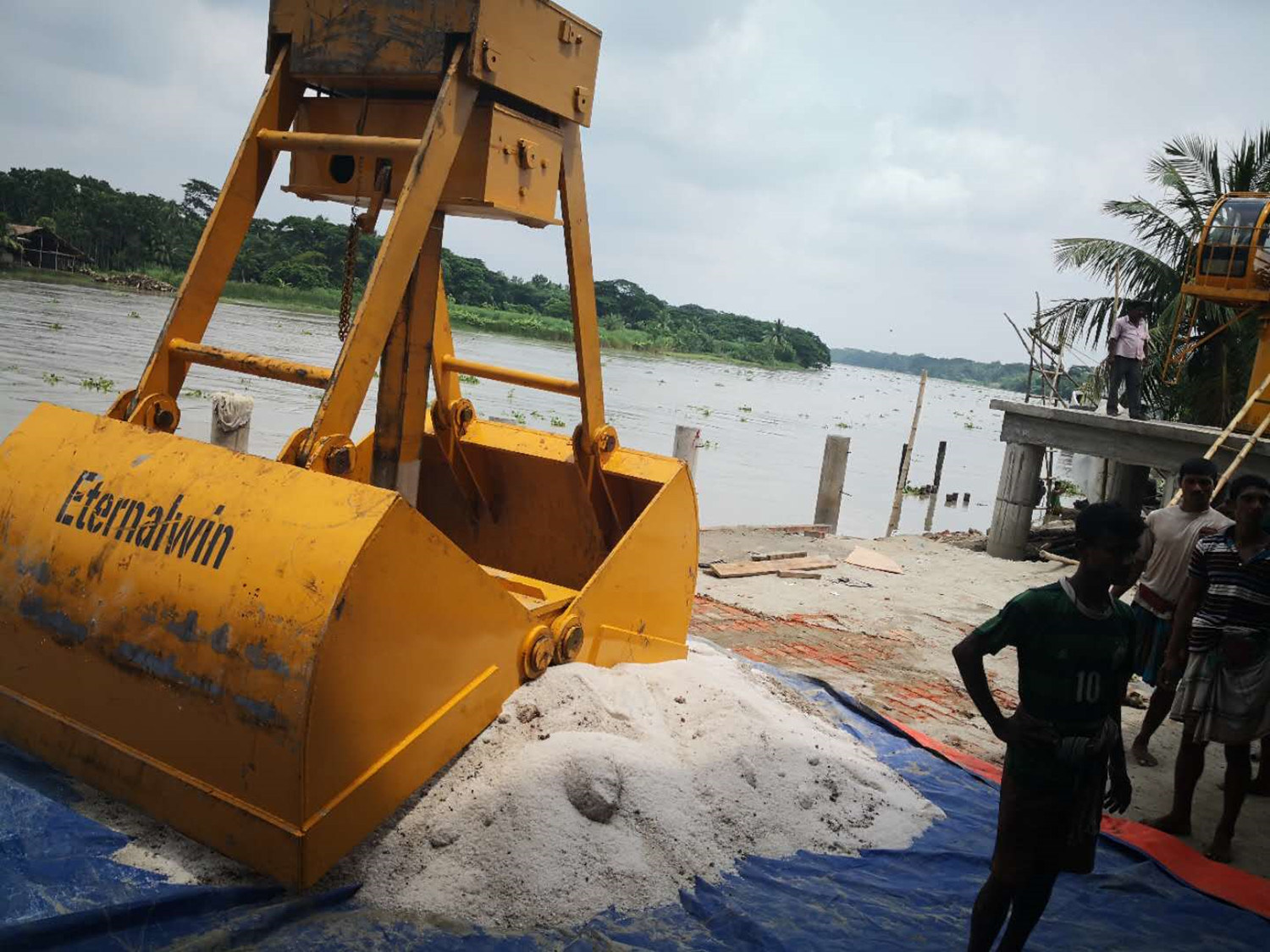 
                Manual Davit Crane 2t 3t 5t Hydraulic Marine Deck Boat Lifting Crane for Sand Digging
            