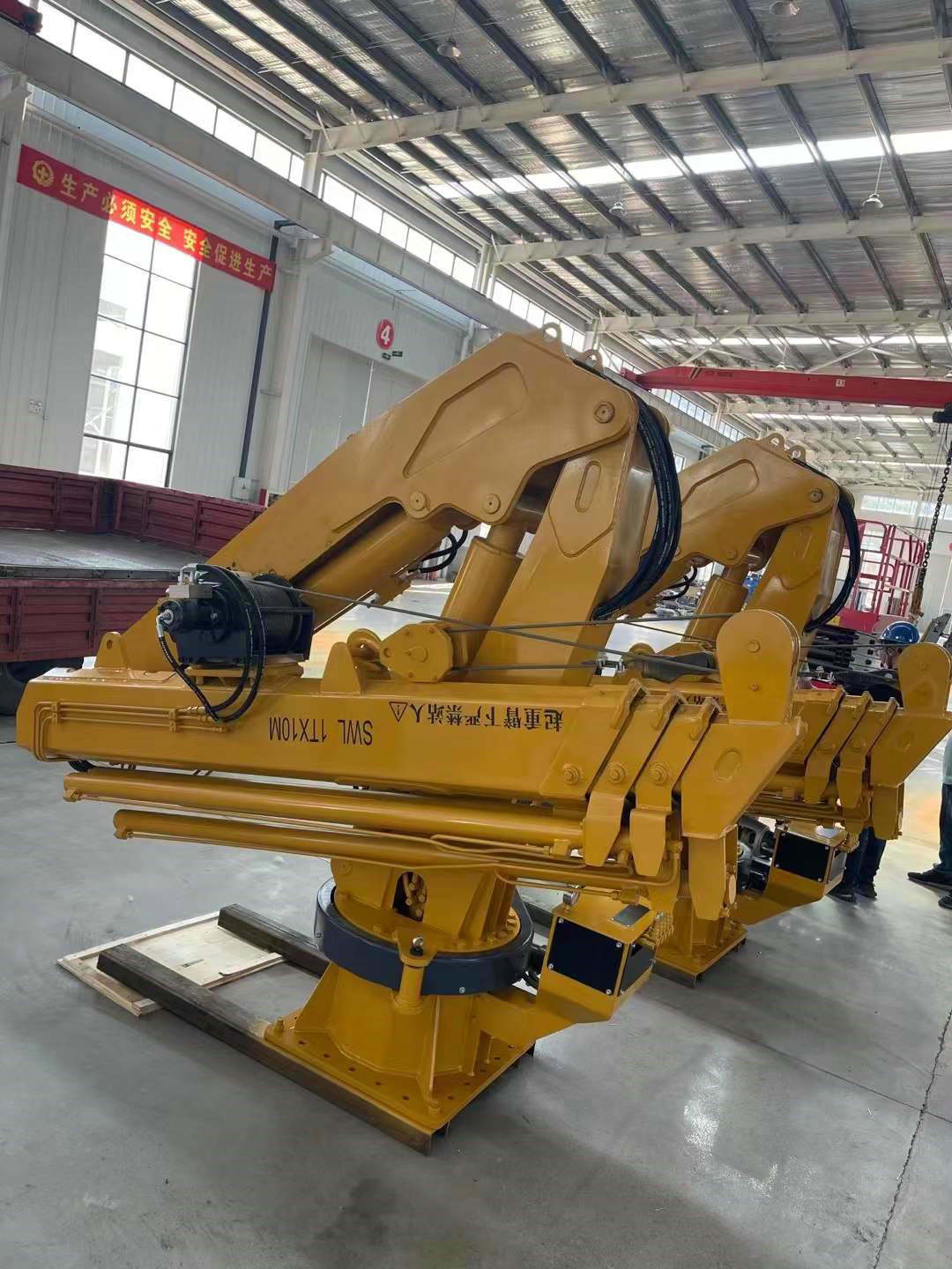 China 
                2.6t14m Knuckle Telescopic Boom Crane Folding Boom Marine Crane
             supplier