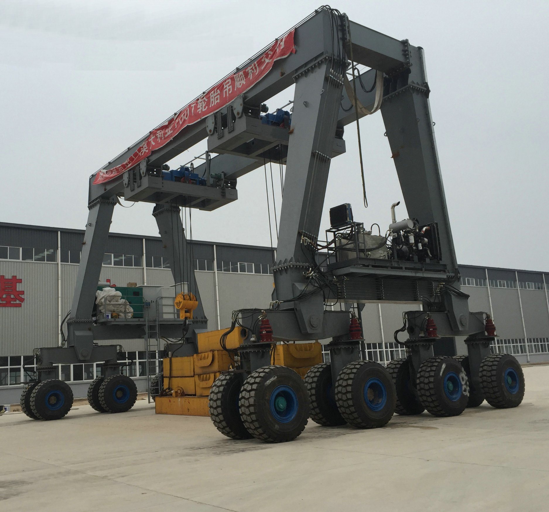 China 
                20 ton diesel aangedreven mobiele banden type dubbele Girder-graafmachine Gantry Crane hydraulisch 360 sturen
             leverancier