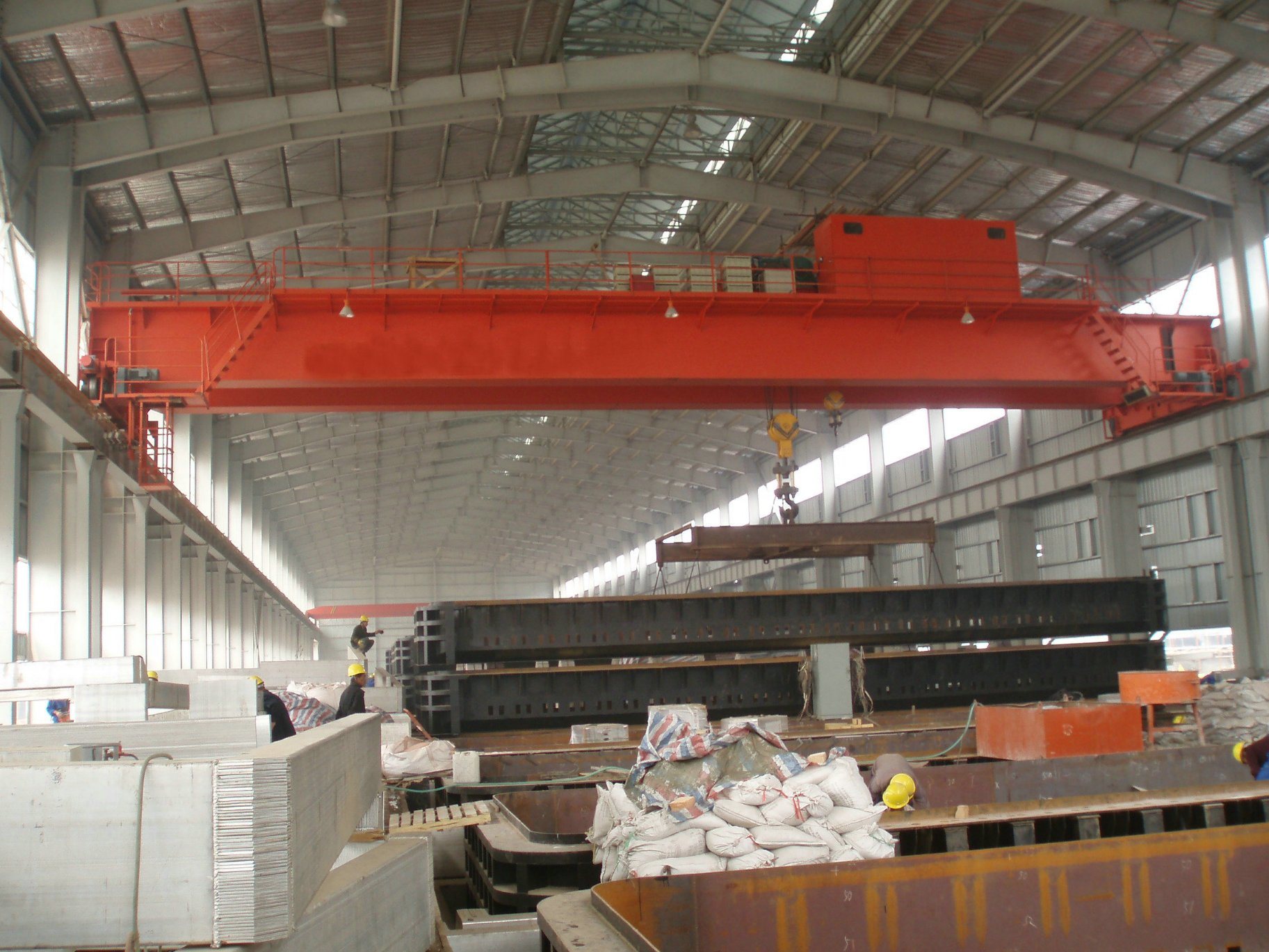 Китай 
                Конкретные куча производственной линии 50+50-ton двойной подкрановая балка мостового крана параллельной конференцсвязи
             поставщик