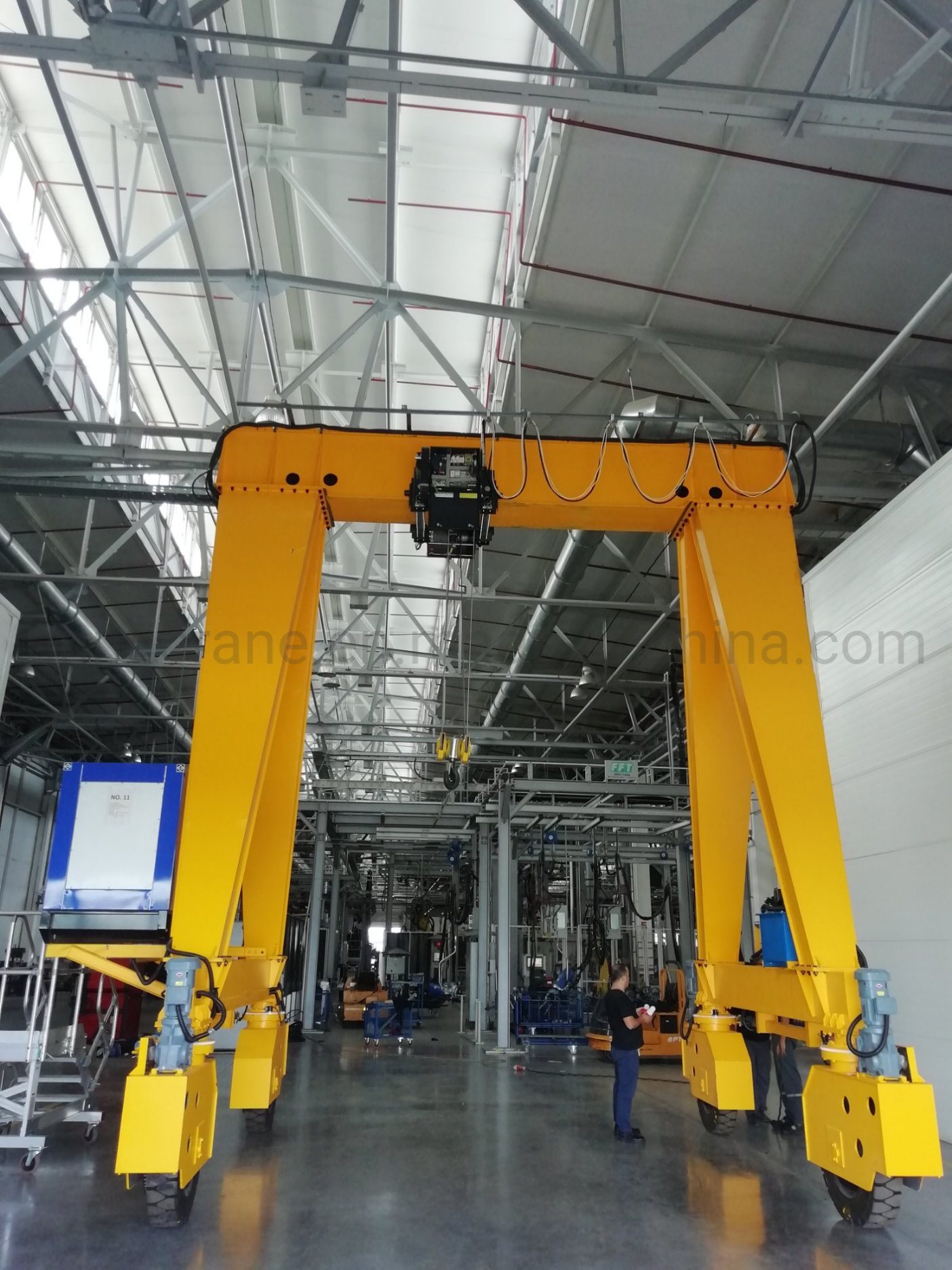 China 
                Manufacturer Portable Mini Rubber Tyre 10 Ton Mobile Gantry Crane
             supplier