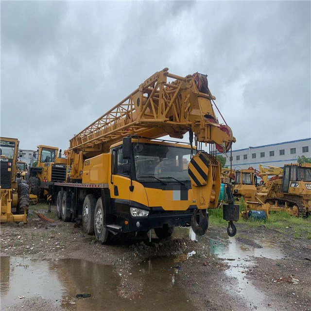 
                95 % Nouvelle condition utilisé China Mobile Camion grue 50tonne QY50K avec moteur Powful
            