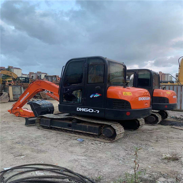 
                Corea utiliza Doosan Dh60-7 excavadora pequeña excavadora, usa Deawoo excavadora de cadenas en China
            