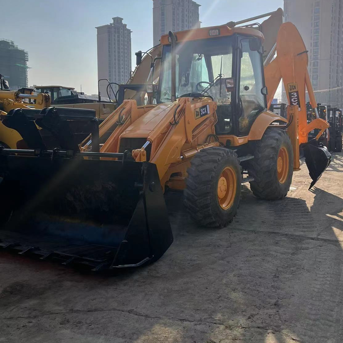 
                Utilizar o carregador Bachoe Jcb 3CX 4 escavadeira CX e o carregador com bom estado
            