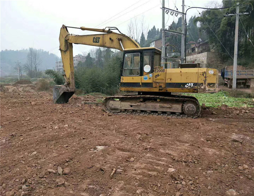 
                Gebruikte Caterpillar E200b graafmachine met rupsbanden en originele pomp voor verkoop
            