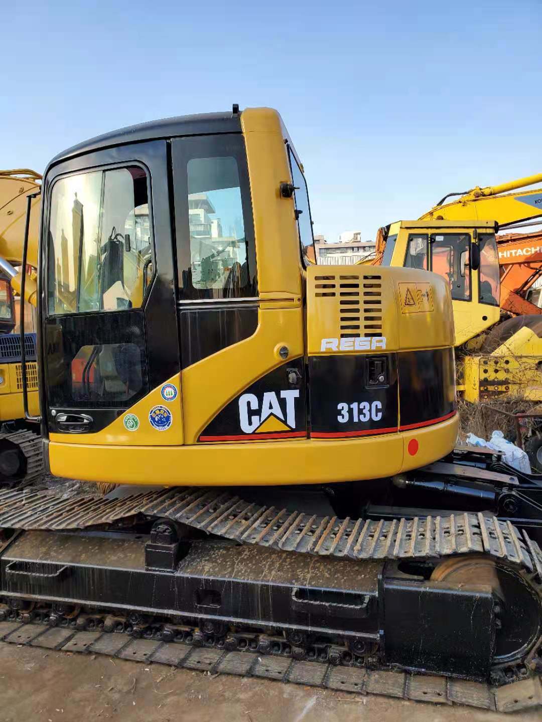 
                Используется Caterpillar гусеничный экскаватор
            