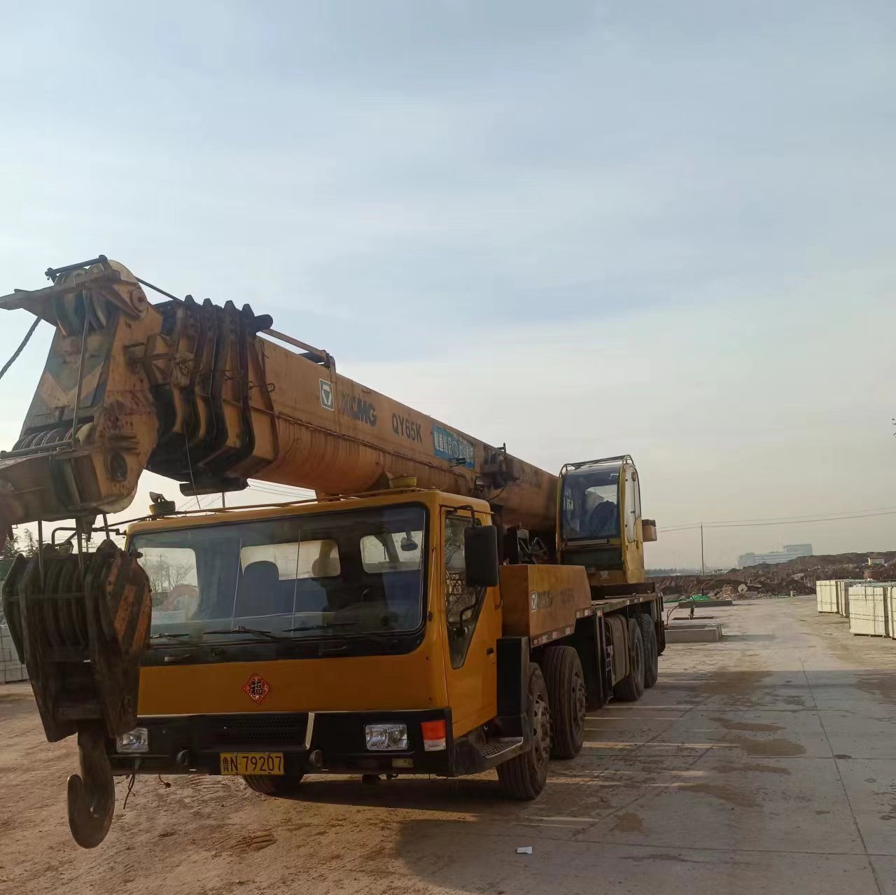 
                China utiliza la grúa camión de 65 toneladas con pluma y buen precio de venta
            