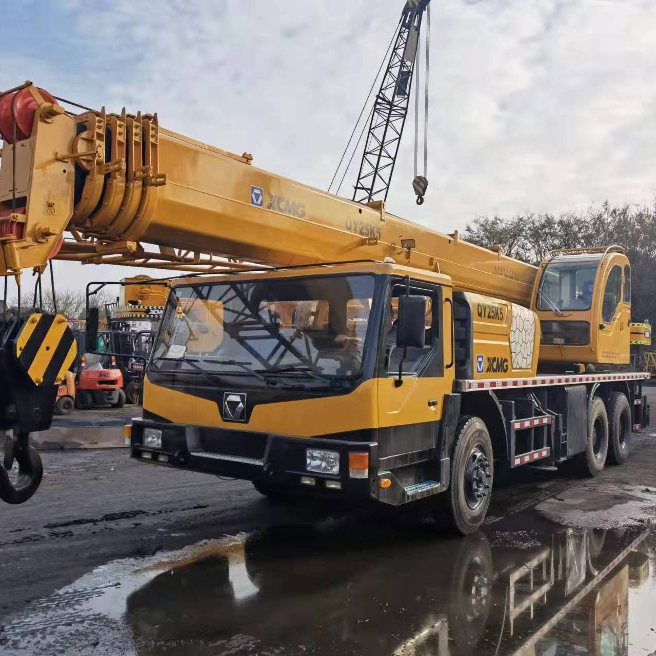 
                Grue pour camion mobile d′occasion 25 tonnes Nouveau modèle de grue pour camion Qy25K En Chine
            