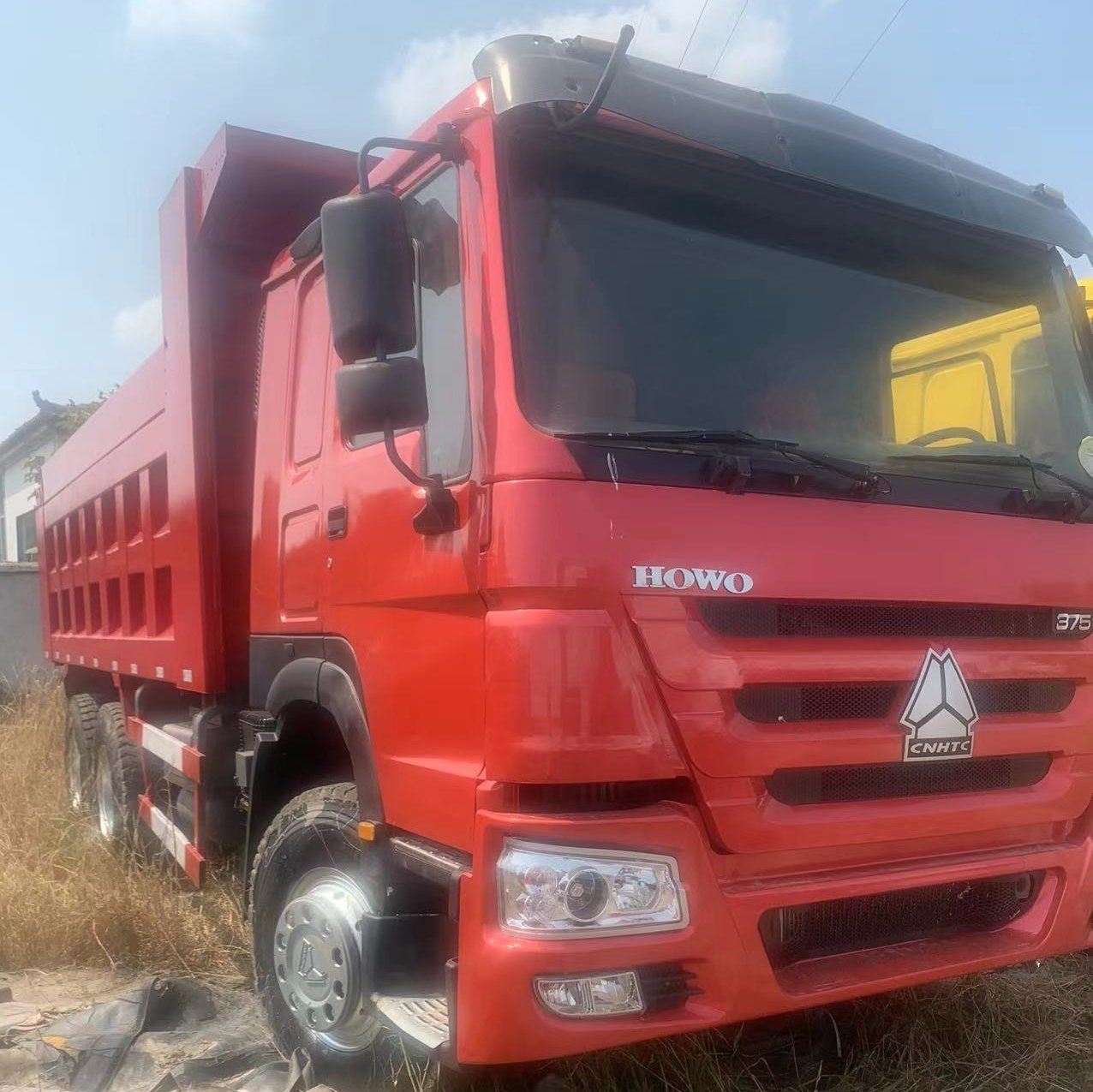 Chine 
                Utiliser les roues de camion à benne Sinotruck 12 30tonne 8X4 375hp remorque avec de bons prix de vente
             fournisseur