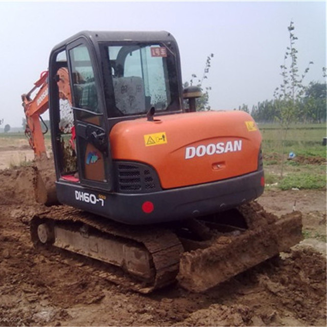 Used Small Excavator Doosan Dh60-7 Mini Excavator with Blade for Sale